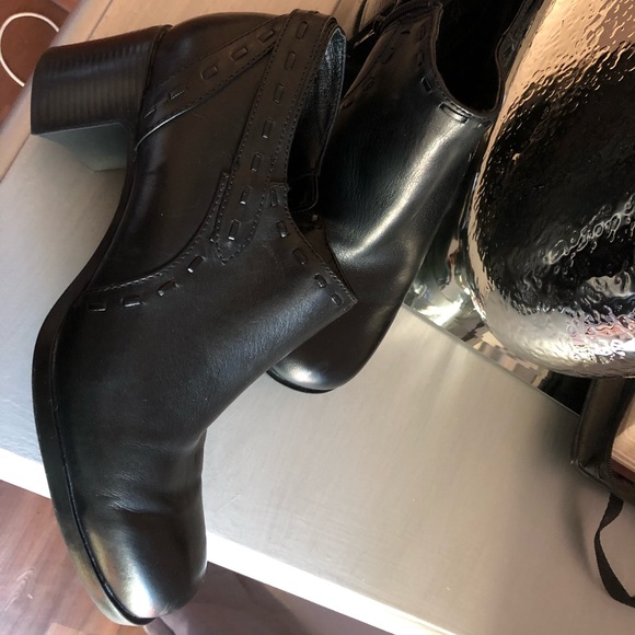 Clarks women’s booties - Picture 3 of 8